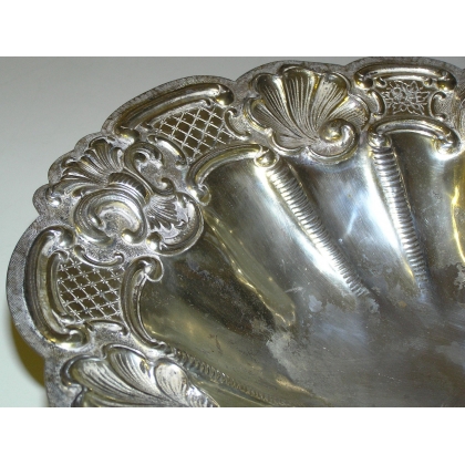 Oval-shaped bowl, made of silver-coloured metal. From Moinat SA – Antiques and home décor