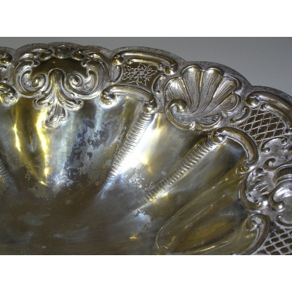 Oval-shaped bowl, made of silver-coloured metal. From Moinat SA – Antiques and home décor