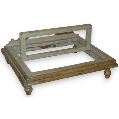 Lutrin de table, en bois laqué gris-or.