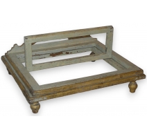 Lutrin de table, en bois laqué gris-or.