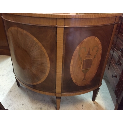 Buffet demi-lune marqueté, en acajou. sur  Moinat SA  - Antiquités décoration