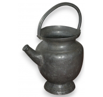 Pot avec anse en étain. Italie. 20ème