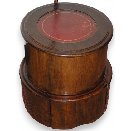 Step commode rond, en acajou. Avec