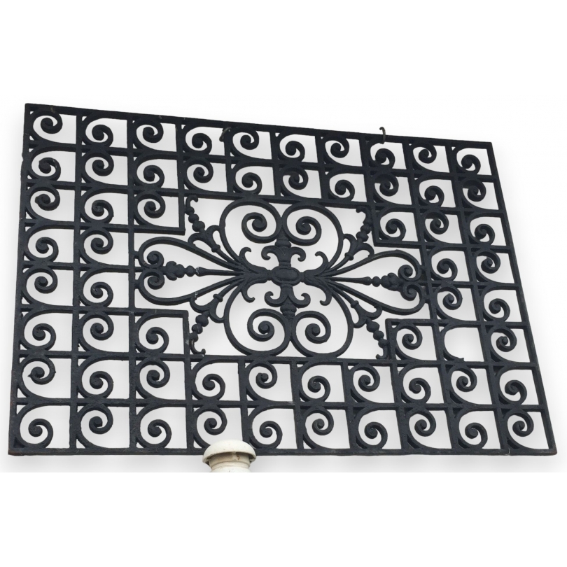  Grille en fer forgé noir sur  Moinat SA  - Antiquités décoration