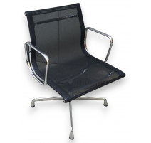 Fauteuil EA108 en résille noire par EAMES