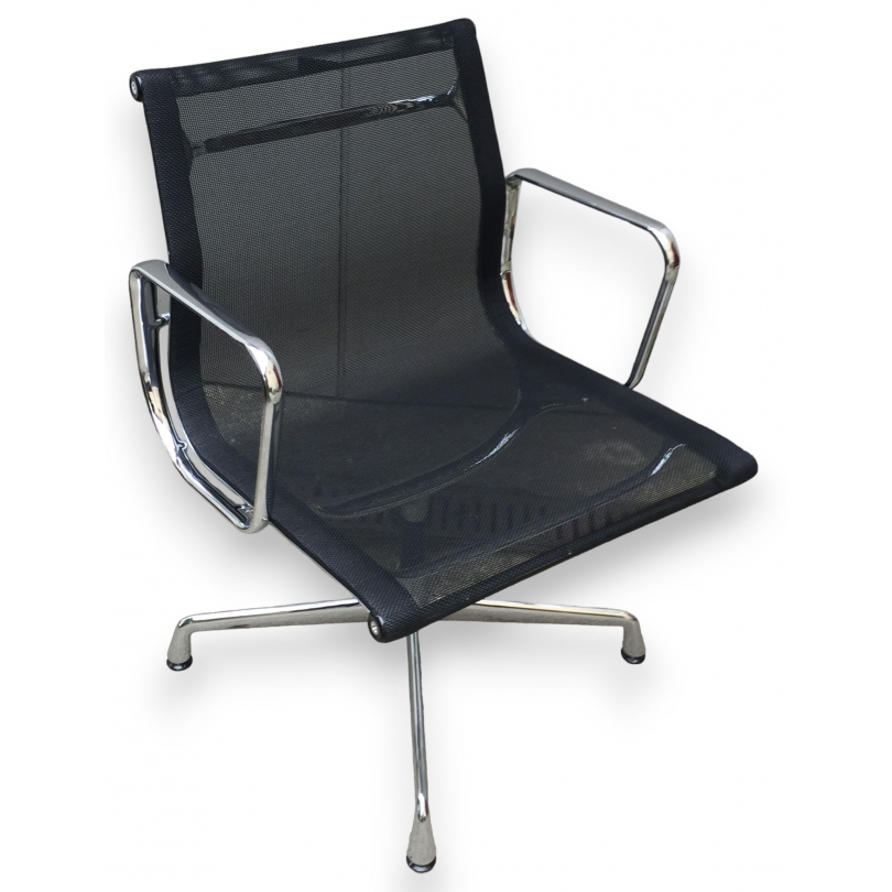 Fauteuil EA108 en résille noire par EAMES