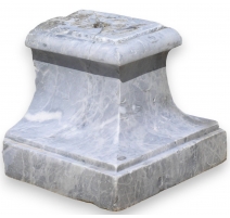 Socle, en marbre gris. Dans l'état.