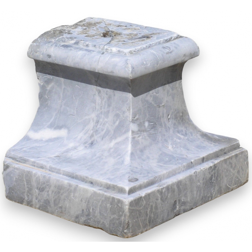 Socle, en marbre gris. Dans l'état.