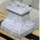 Socle, en marbre gris. Dans l'état.
