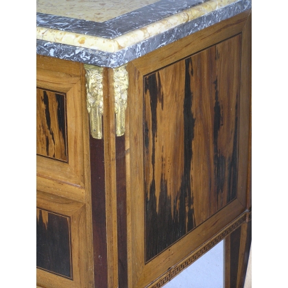  Commode Directoire, en bois marqueté. sur  Moinat SA  - Antiquités décoration