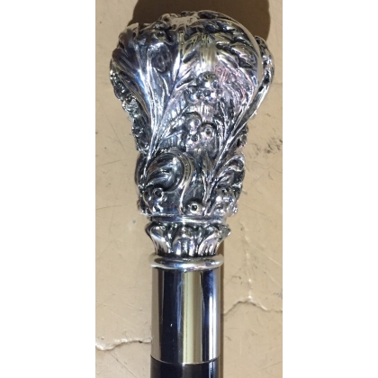 Walking stick with a silver ‘Floral’ knob at Moinat SA – Antiques and home décor