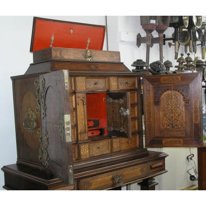  Cabinet Louis XIII, en bois marqueté. sur  Moinat SA  - Antiquités décoration
