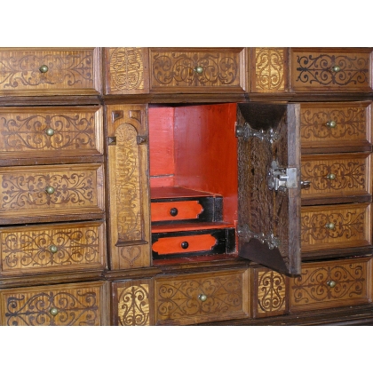  Cabinet Louis XIII, en bois marqueté. sur  Moinat SA  - Antiquités décoration