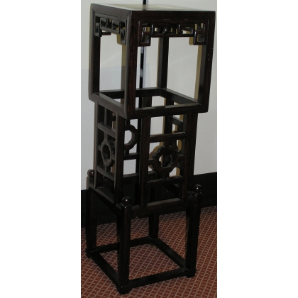  Sellette carrée de style Qing, en bois sur  Moinat SA  - Antiquités décoration