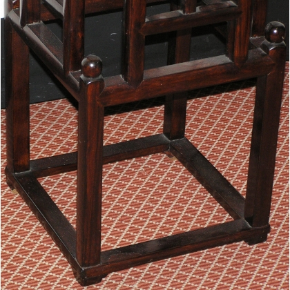  Sellette carrée de style Qing, en bois sur  Moinat SA  - Antiquités décoration