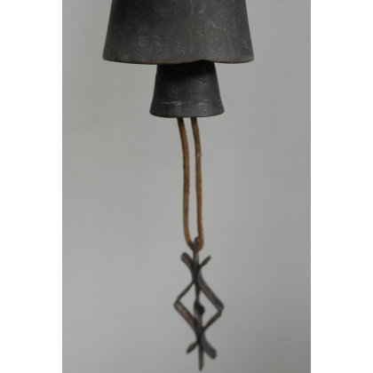  Cloche, en bronze avec potence en fer sur  Moinat SA  - Antiquités décoration