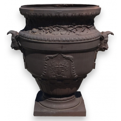  Vase aux capricornes en fonte brune sur  Moinat SA  - Antiquités décoration