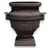 Vase aux capricornes en fonte brune