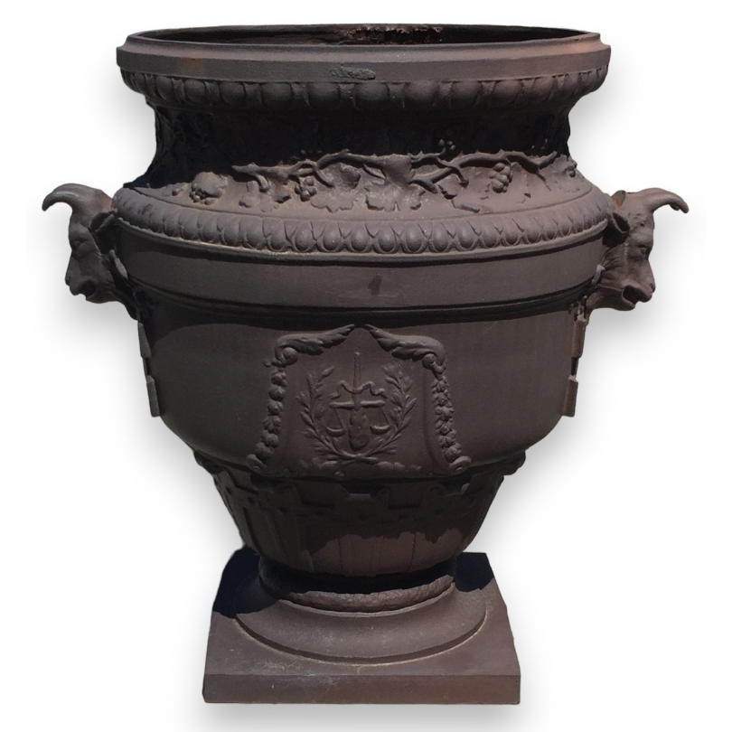 Vase aux capricornes en fonte brune