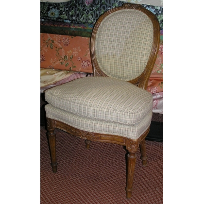 Louis XVI chair with medallion, in beech. at  Moinat SA  - Antiques and home décor