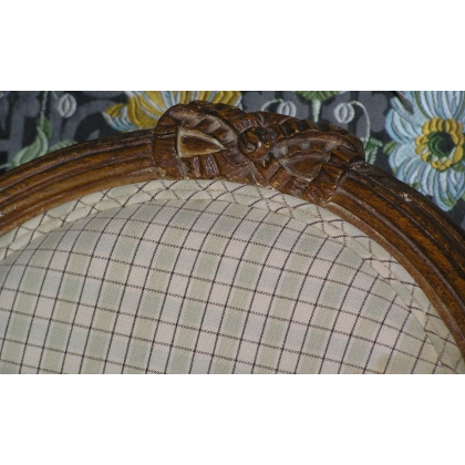 Louis XVI chair with medallion, in beech. at  Moinat SA  - Antiques and home décor