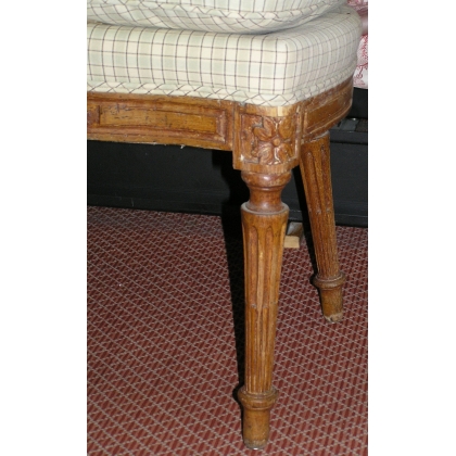 Louis XVI chair with medallion, in beech. at  Moinat SA  - Antiques and home décor