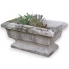 Petit bassin rectangulaire sur pied en pierre