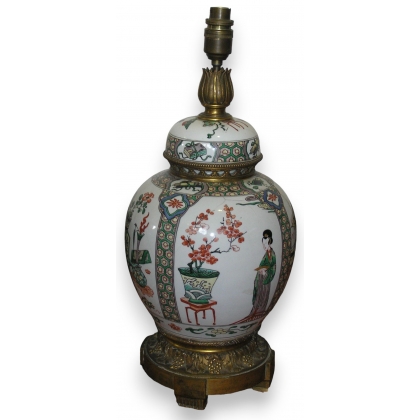 Chinese-style lamp, made of porcelain, available at Moinat SA – Antiques and home décor