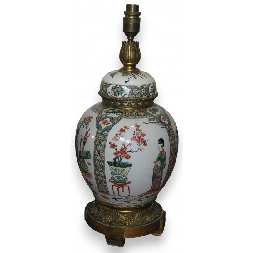  Lampe de style chinois, en porcelaine sur  Moinat SA  - Antiquités décoration