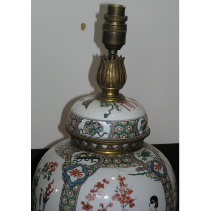  Lampe de style chinois, en porcelaine sur  Moinat SA  - Antiquités décoration
