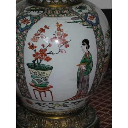  Lampe de style chinois, en porcelaine sur  Moinat SA  - Antiquités décoration