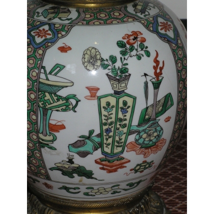  Lampe de style chinois, en porcelaine sur  Moinat SA  - Antiquités décoration
