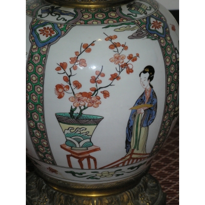  Lampe de style chinois, en porcelaine sur  Moinat SA  - Antiquités décoration