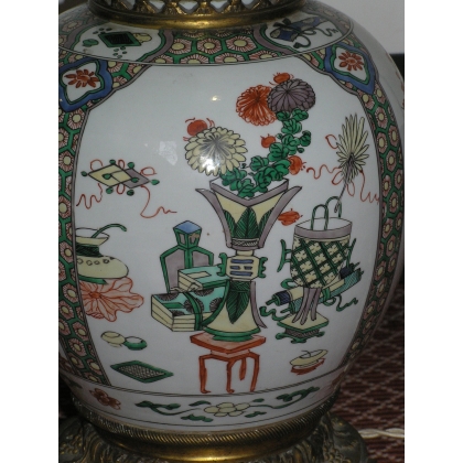  Lampe de style chinois, en porcelaine sur  Moinat SA  - Antiquités décoration