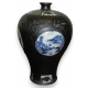 Vase de forme balustre, en porcelaine noire