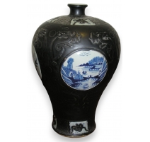 Vase de forme balustre, en porcelaine noire