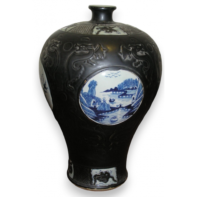 Vase de forme balustre, en porcelaine noire