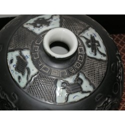  Vase de forme balustre, en porcelaine, sur  Moinat SA  - Antiquités décoration