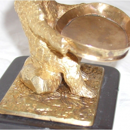 Vergoldete Bronzefigur „Bär“ mit Tablett und schwarzem Sockel. bei  Moinat SA  – Antiquitäten und Dekoration