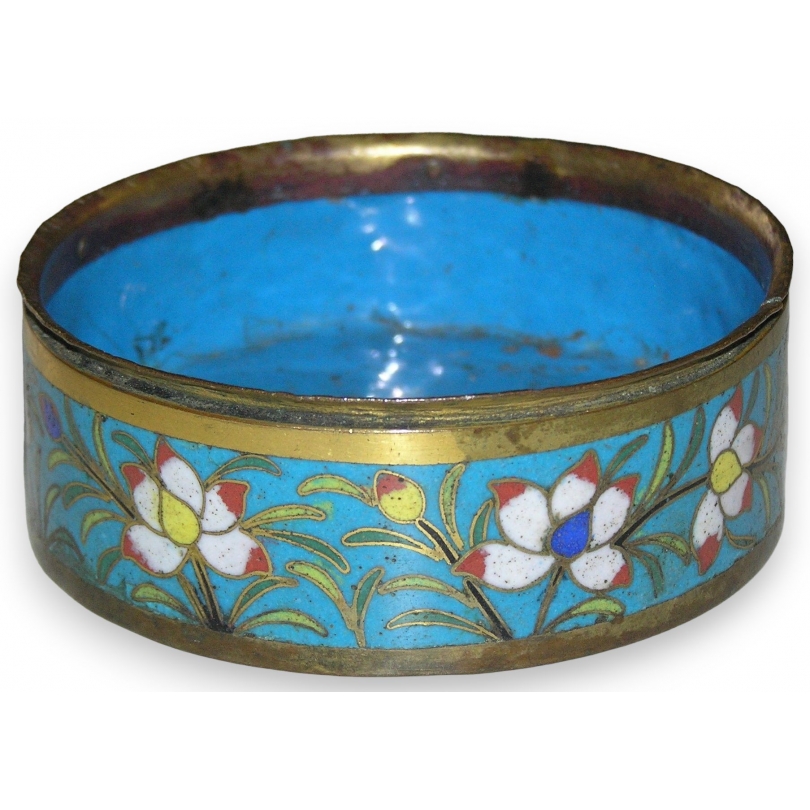 Coupe ronde, en métal cloisonné à fond