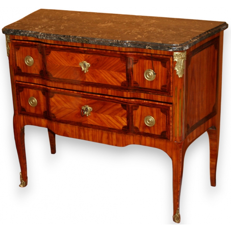  Petite commode Transition marquetée à deux tiroirs sur  Moinat SA  - Antiquités décoration