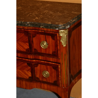  Petite commode Transition marquetée à deux tiroirs sur  Moinat SA  - Antiquités décoration