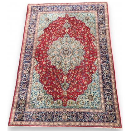  Tapis Keshan avec médaillon central sur  Moinat SA  - Antiquités décoration