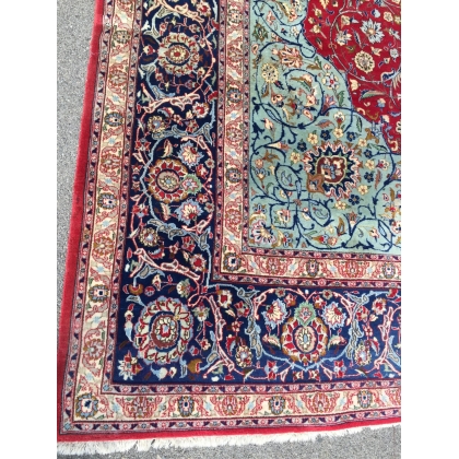  Tapis Keshan avec médaillon central sur  Moinat SA  - Antiquités décoration