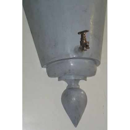 Directoire-style wall fountain, made of sheet metal, by Moinat SA – Antiques and decorative items