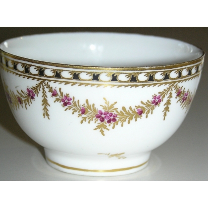Bowl with ‘Queen of Naples’ decoration, by Moinat SA – Antiques and Decor