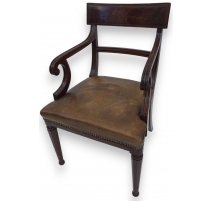 Paire de fauteuils, en acajou. Assise en cuir brun