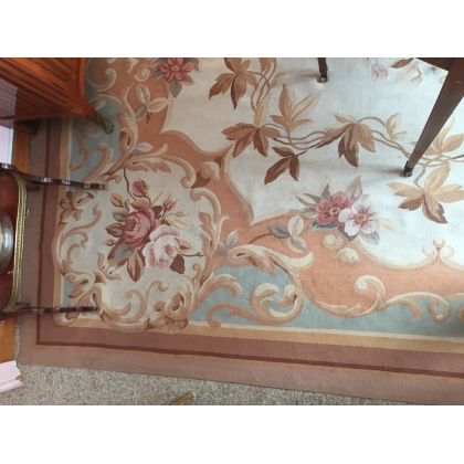  Tapis Aubusson dessin 123 fond blanc, sur  Moinat SA  - Antiquités décoration