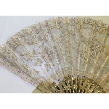 Mother-of-pearl and lace fan (by Moinat SA – Antiques and home décor)