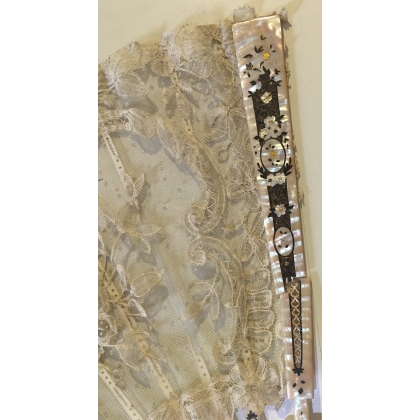 Mother-of-pearl and lace fan (by Moinat SA – Antiques and home décor)